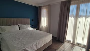 Room | Minibar, in-room safe, desk, blackout drapes