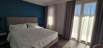 Δωμάτιο | Μίνι μπαρ, χρηματοκιβώτιο στο δωμάτιο, γραφείο, κουρτίνες συσκότισης 