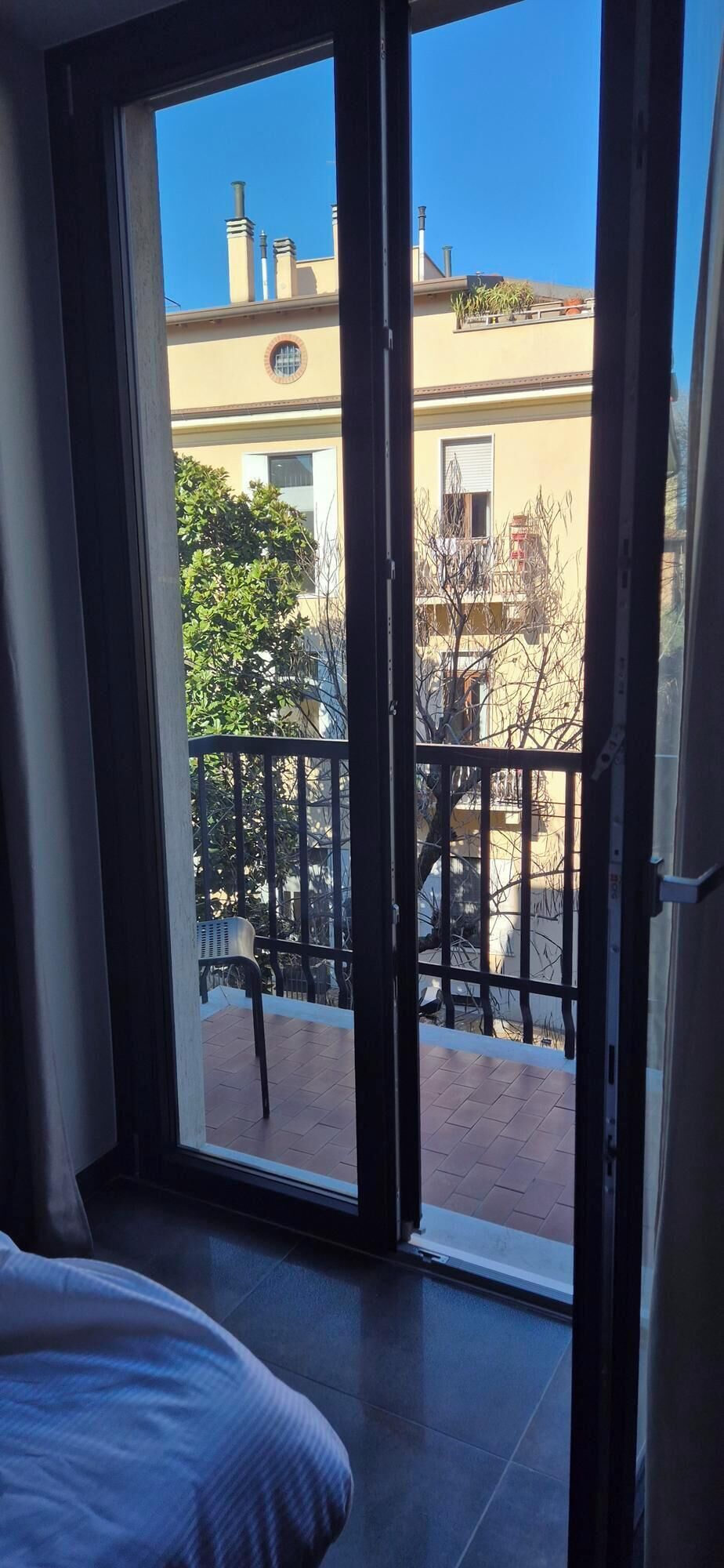 Dobbelt- eller tomannsrom | Minibar, safe på rommet, skrivebord og blendingsgardiner