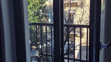 Dobbelt- eller tomannsrom | Minibar, safe på rommet, skrivebord og blendingsgardiner