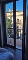 Δίκλινο Δωμάτιο (Double ή Twin) | Μίνι μπαρ, χρηματοκιβώτιο στο δωμάτιο, γραφείο, κουρτίνες συσκότισης 