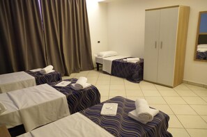 Room | Minibar, in-room safe, desk, blackout drapes - HOTEL V7 (Milan)