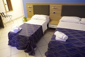 Minibar, in-room safe, desk, blackout drapes - HOTEL V7 (Milan)