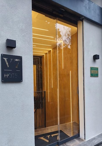 HOTEL V7