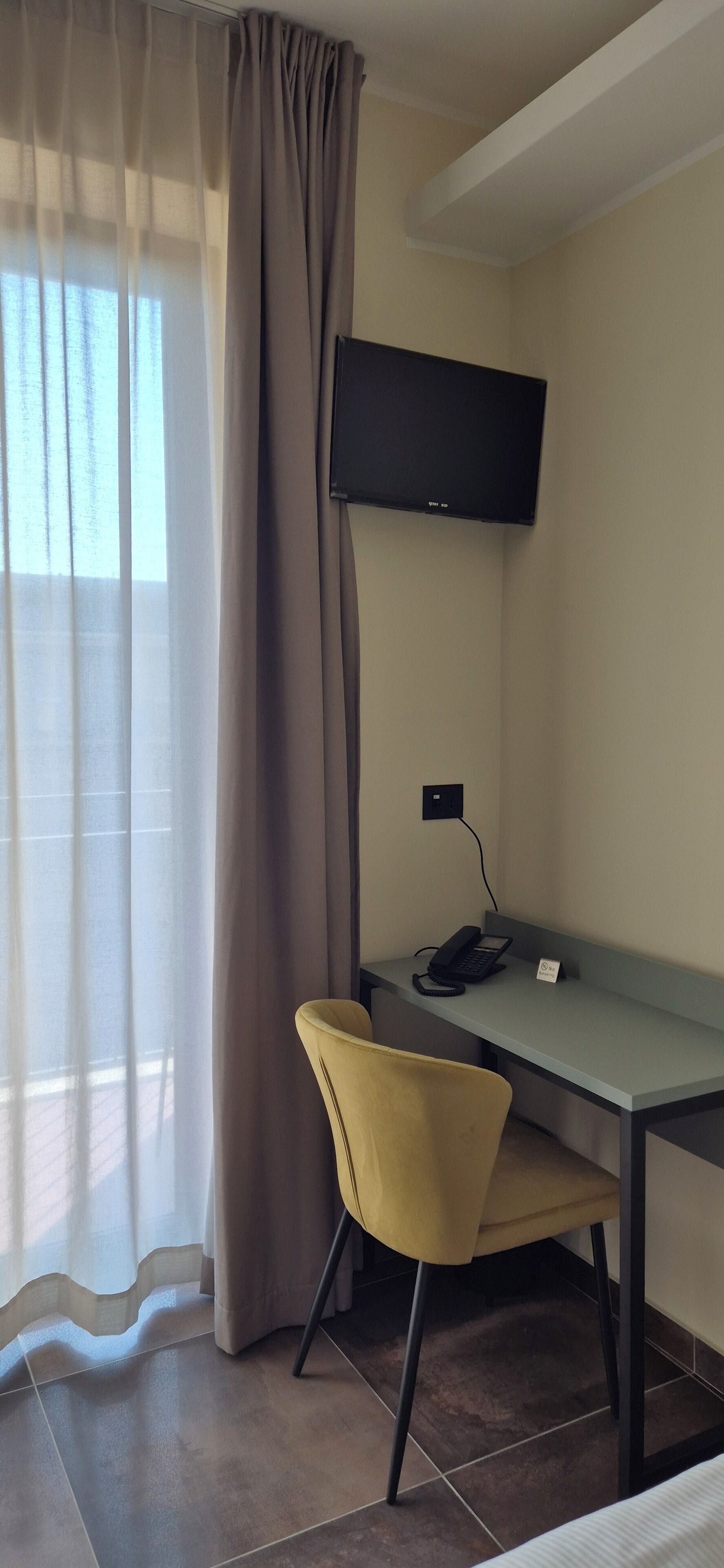 Single Room | Minibar, in-room safe, desk, blackout drapes