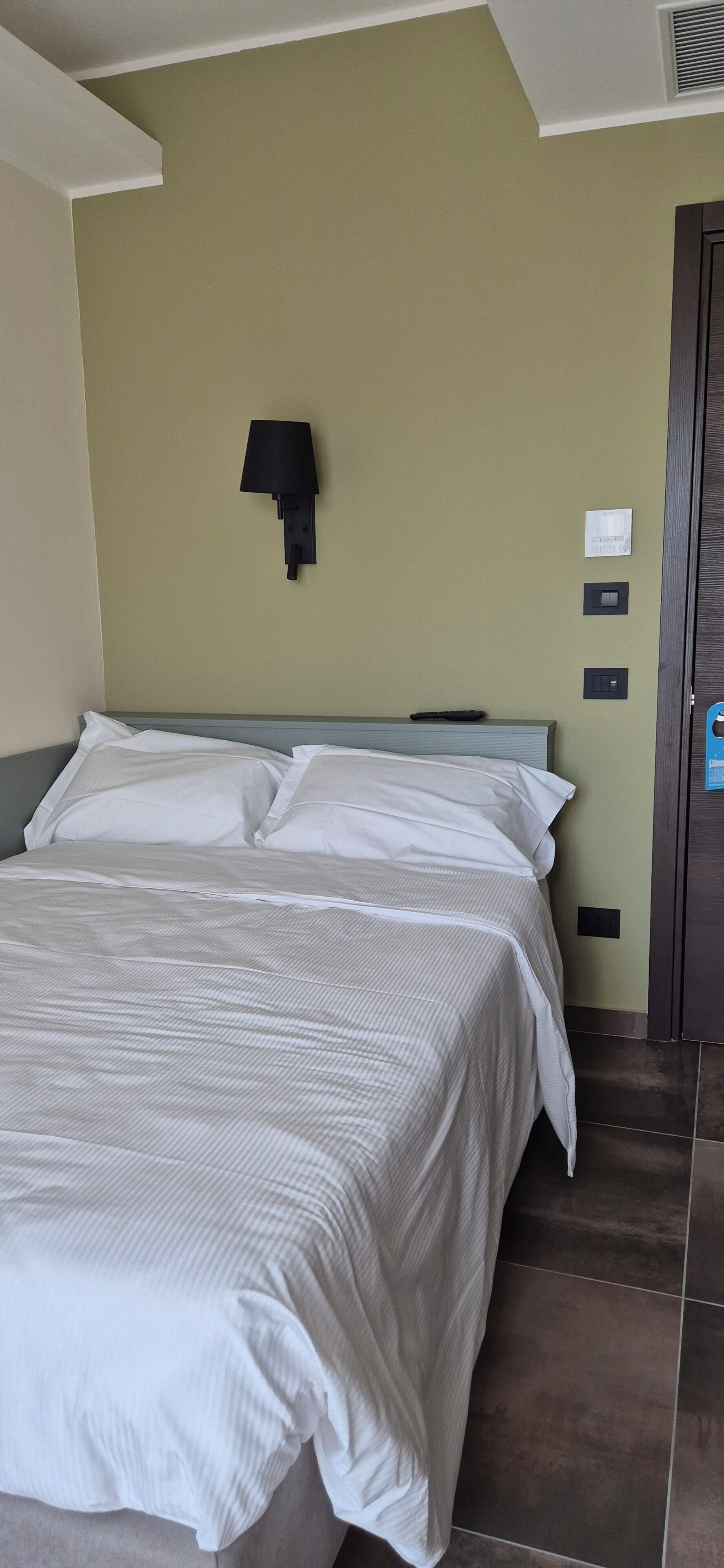 Enkeltværelse | Minibar, pengeskab på værelset, skrivebord, mørklægningsgardiner