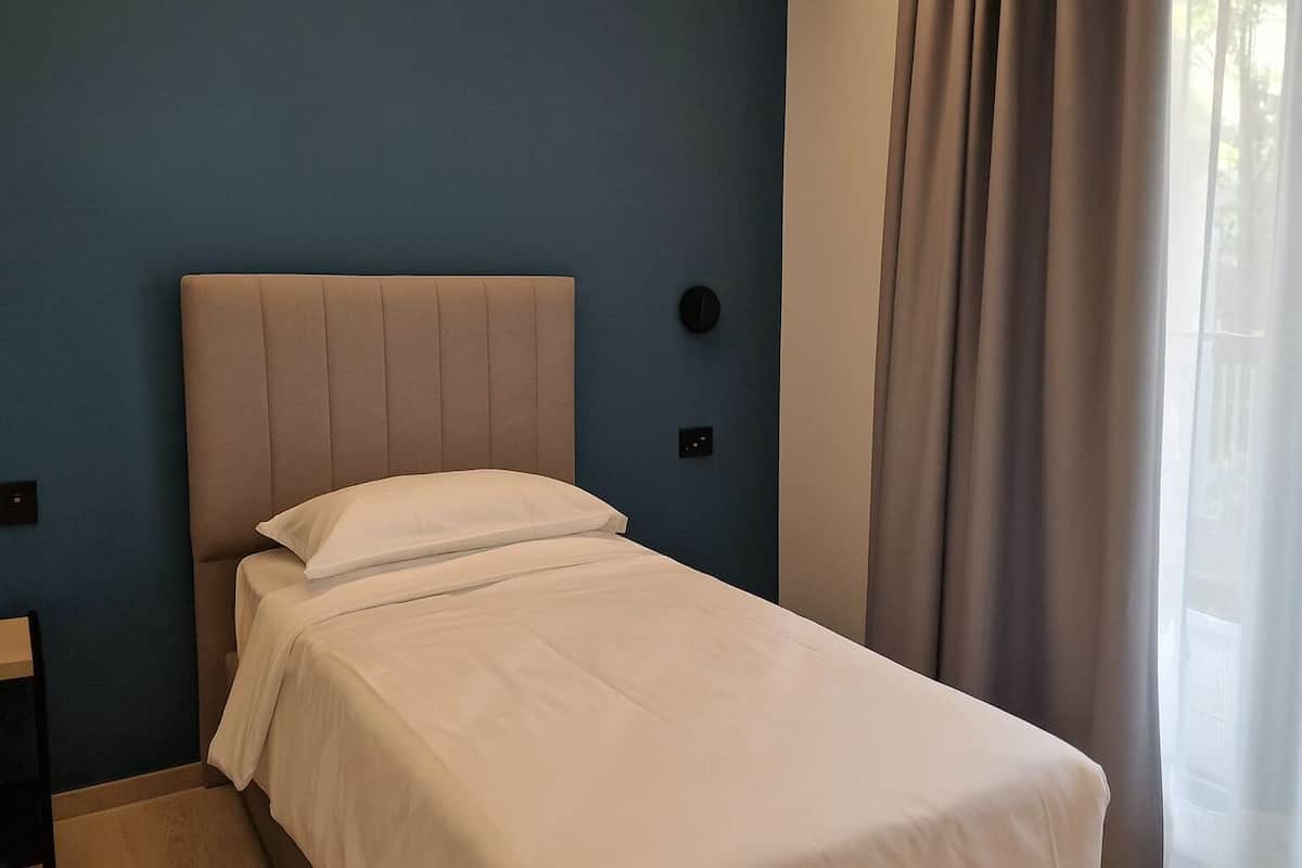 Single Room | Minibar, in-room safe, desk, blackout drapes