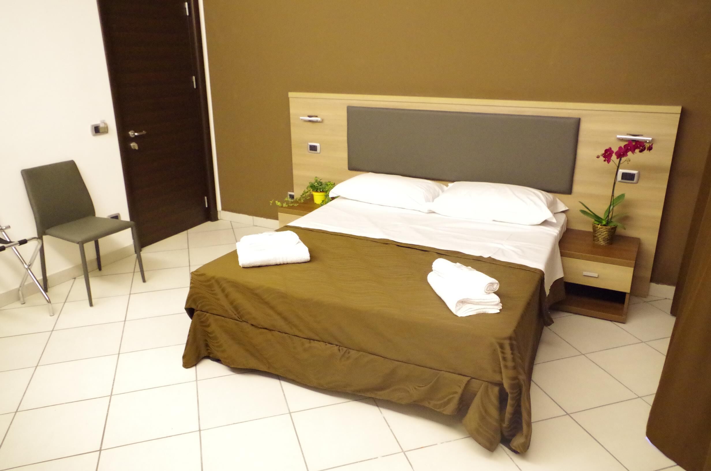 Single Room | Minibar, in-room safe, desk, blackout drapes