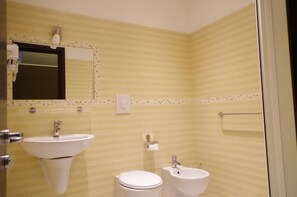 Hair dryer, towels, soap, shampoo - HOTEL V7 (Milan)