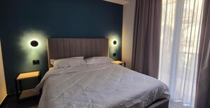 Minibar, Zimmersafe, Schreibtisch, Verdunkelungsvorhänge