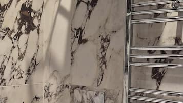 Quarto | Banheiro | Secador de cabelo, toalhas de banho, sabonete, shampoo