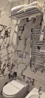 Δωμάτιο | Μπάνιο | Πιστολάκι μαλλιών, μπιντέ, πετσέτες, Σαπούνι