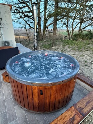 Tina de hidromasaje al aire libre