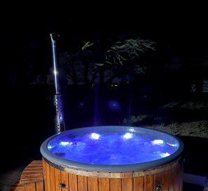 Outdoor spa tub - 🌿 Renovated dovecote with SPA & Pyrenees view - Pets welcome (Marliac)
