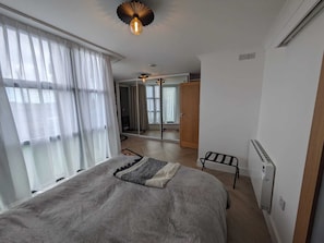 2 bedrooms, iron/ironing board, WiFi, bed sheets - Where the city meets the sea (Galway)
