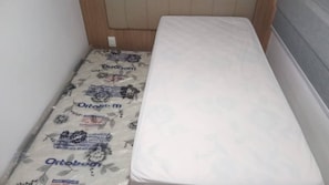 A small room with a mattress on the floor and a bed against the wall. - Porto Gold Way Apart Porto da Barra Beach à 450m Away (Salvador)