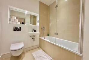 Shower, hair dryer - The Grange Serviced Apartment-3 (London)