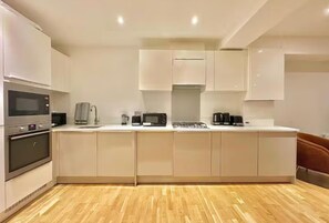 Refrigerador, microondas, horno, tetera/pava eléctrica