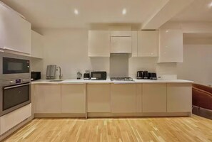 Fridge, microwave, oven, electric kettle - The Grange Serviced Apartment-3 (London)