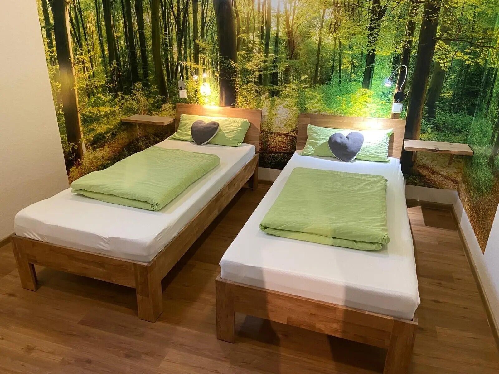 Tabla de planchar con plancha, wifi y ropa de cama 