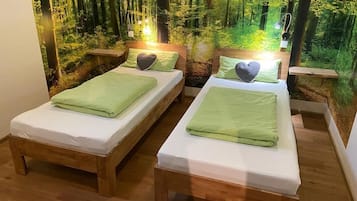 Tabla de planchar con plancha, wifi y ropa de cama