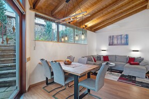 Dining - Apartment 'Schwarzwald-Lodge – Dog-Friendly' with Private Terrace, Garden & Wi-Fi (Kappelrodeck)