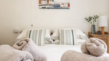 2 bedrooms, individually decorated, individually furnished, free WiFi