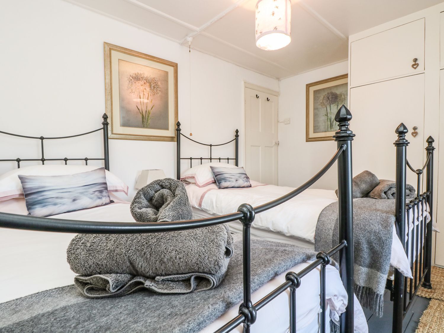 2 phòng ngủ, trang trí khác biệt 