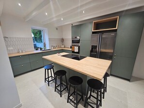 Mikrovågsugn, ugn, spishäll och diskmaskin