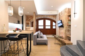 Smart TV - Hanim Boutique | Maisonette with hot tub Old Town, Apartment (Chania)