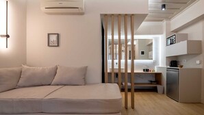 Une chambre à coucher moderne et minimaliste, dotée d’un grand lit, d’une petite table de chevet et d’une armoire intégrée.