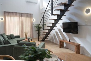 Smart TV - Hanim 2BR Loft Apartment - Garden & Indoor Parking (Chania)