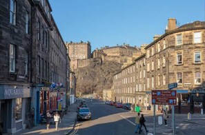 Apartment | 2 bedrooms - 2bed 2bath Apartment Beneath Edinburgh Castle (Edinburgh)