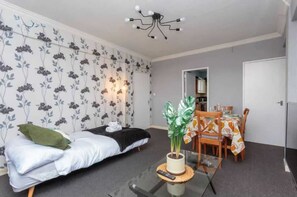 Apartment - 3 Bedroom Apartment on 5th Floor With Elevator (Edinburgh)