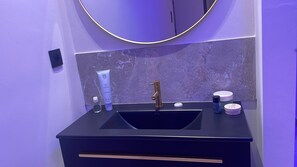 Estudio, 1 habitación, accesible para personas con discapacidad, fumadores | Baño | Papel higiénico