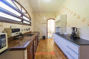 Fridge, microwave, oven, coffee/tea maker - Casa em Itanhaem com Piscina a 100m da Praia (Itanhaém)