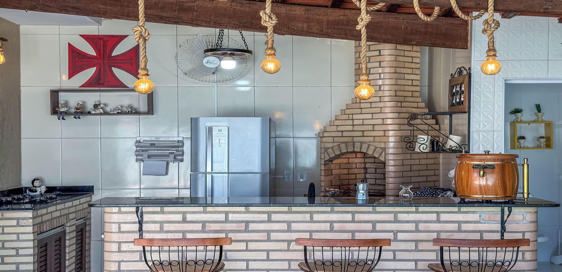 Kjøleskap, mikrobølgeovn, kokeplater og kaffetrakter/tekoker