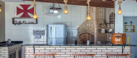 Kjøleskap, mikrobølgeovn, kokeplater og kaffetrakter/tekoker