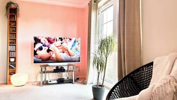 Apartment, 3 Bedrooms, Garden View | Living room | Books