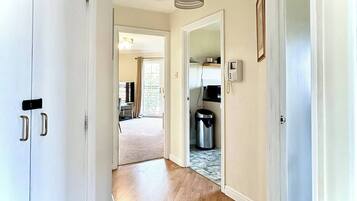 Apartment, 3 Bedrooms, Garden View | Interior