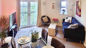 Apartment, 3 Bedrooms, Garden View | Living room | Books