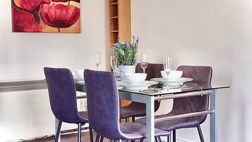 Apartment, 3 Bedrooms, Garden View | Dining room