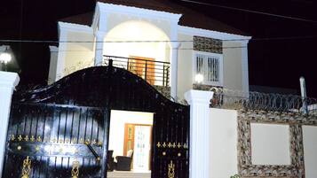 Biệt thự, 4 phòng ngủ, hút thuốc | Chi tiết ngoại thất