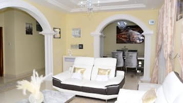 Villa, 4 habitaciones, para fumadores | Sala de estar | Reproductor de DVD
