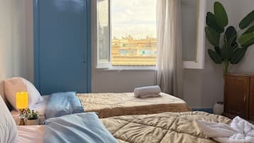 Deluxe appartement, 3 slaapkamers, balkon, uitzicht op stad | Lakens van Egyptisch katoen, luxe beddengoed, individueel gemeubileerd