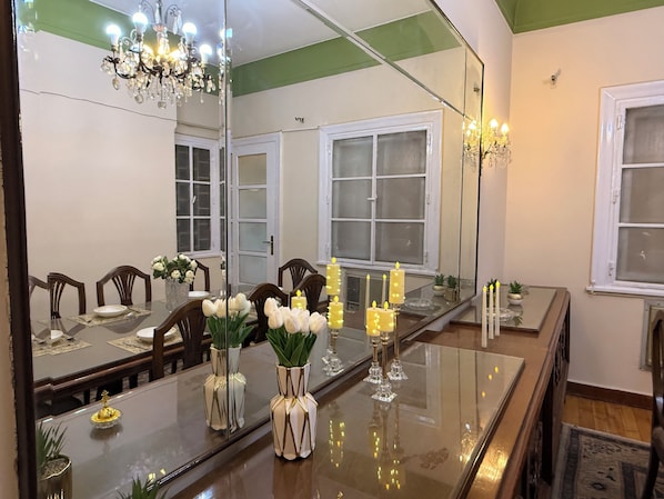 Deluxe-Apartment, 3 Schlafzimmer, Balkon, Stadtblick | Speisen