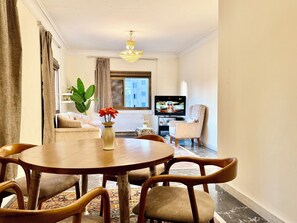 Egyptian cotton sheets, premium bedding, individually furnished, desk - Palace View Royal Home (Cairo)