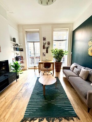TV - Flat 1 Modern Marylebone Apartment with Balcony (London)