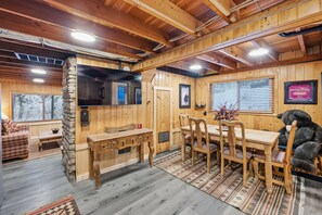 Dining - Creekside Cabin by Cottonwood Lodging (Brighton)