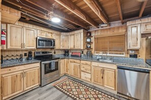 Fridge, microwave, oven, stovetop - Creekside Cabin by Cottonwood Lodging (Brighton)